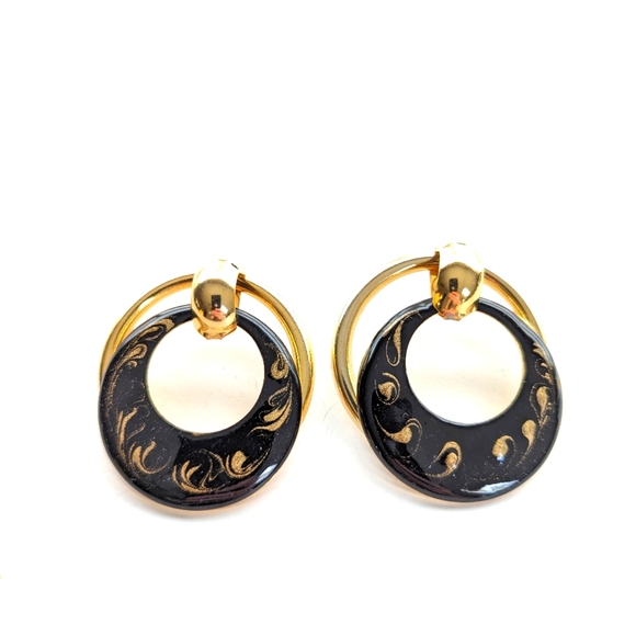 Vintage 80s Swirled Black Enamel Geometric Door Knocker Post Stud Earrings - Picture 1 of 3